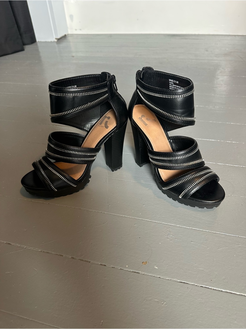 Report "Gael" Black Zipper Trim Platform Heels Sz 5.5